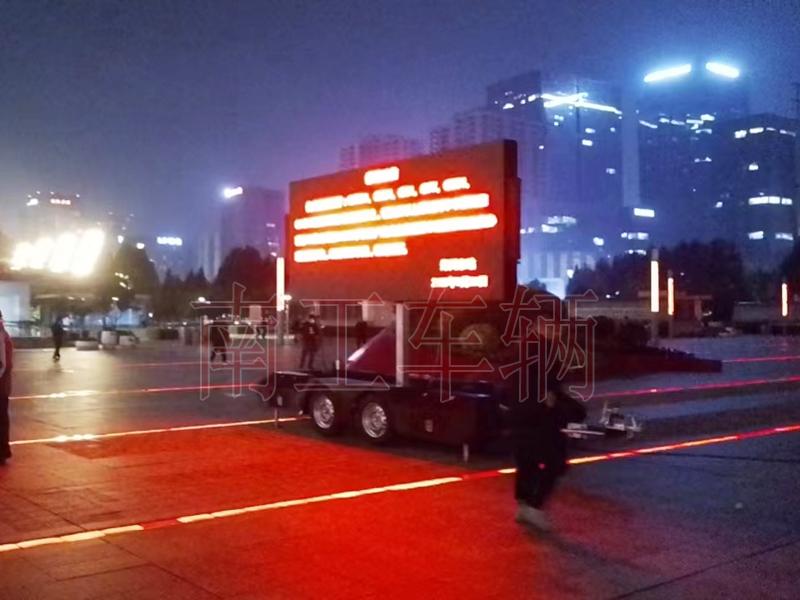 6.8平方LED广告拖车，自动升降旋转工具拖车