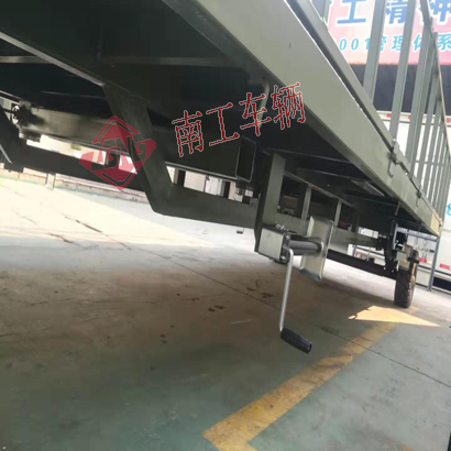 1769073317286391.jpg 5吨护栏平板拖车军绿色4I.jpg