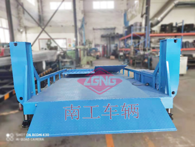 1768456423603460.jpg 非标订制8吨移动式登车桥2I.jpg