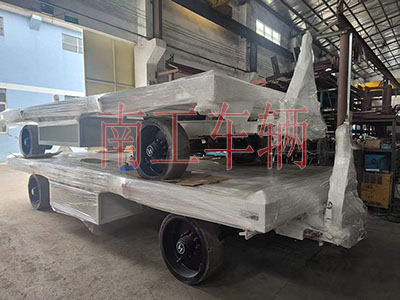 35吨双牵引重型平板拖车 白色2I.jpg
