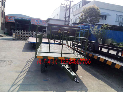 1677045853560975.jpg 军绿色5吨护栏式平板拖车3I.jpg
